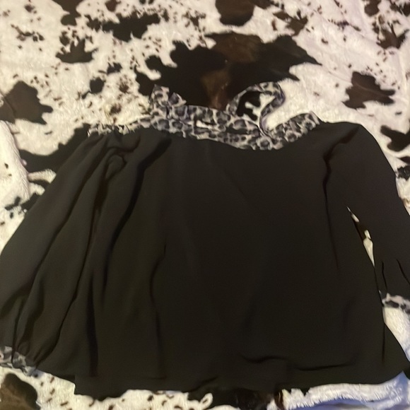 a shoulder less long sleeve shirt - Picture 2 of 2